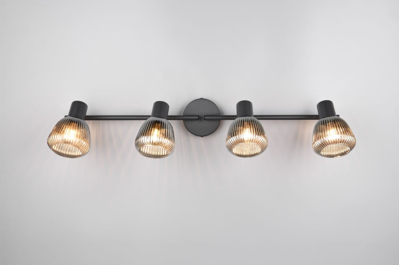 Czarna lampa sufitowa Tarifa z czterema reflektorami E14, zamontowana na okrągłej podstawie. Szklane klosze o żłobionej fakturze, emitujące ciepłe światło, umieszczone na metalowym ramieniu w formie prostokąta.