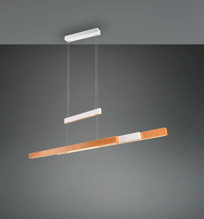 Lampa wisząca Trajan z trzema źródłami LED, w kolorze białym i jasnego drewna. Prosty, prostokątny kształt, zawieszona na cienkich linkach. Elementy montażowe w białym kolorze, lampa w pozycji wiszącej, na jednolitym tle.