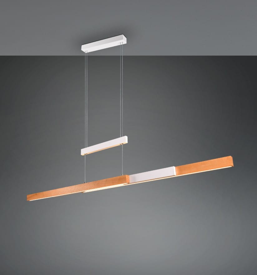 Lampa wisząca Trajan z trzema źródłami LED, o mocy 45W, w kolorze białym z elementami jasnego drewna. Ułożona poziomo, zawieszona na cienkich linkach, z minimalistycznym designem i prostokątnym kształtem, idealna do nowoczesnych wnętrz.