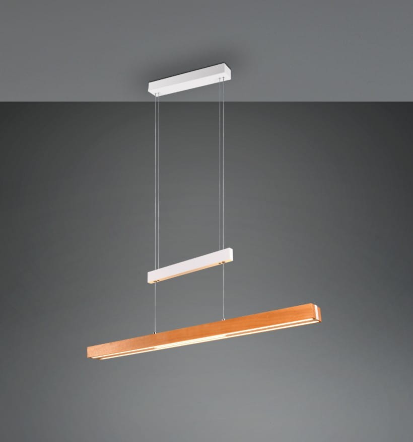 Lampa wisząca Trajan z trzema źródłami LED (45W) w białym kolorze i jasnym drewnie. Prosta, prostokątna konstrukcja zawieszona na cienkich linkach, z białym elementem u góry oraz drewnianym kloszem na dole. Tło szare.