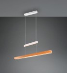 Lampa wisząca Trajan z trzema źródłami LED (45W) w białym kolorze i jasnym drewnie. Prosta, prostokątna konstrukcja zawieszona na cienkich linkach, z białym elementem u góry oraz drewnianym kloszem na dole. Tło szare.