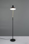 Lampa podłogowa Traveller 1xE27 w kolorze czarnym i złotym, z metalowym kloszem w kształcie stożka, na cienkiej, złotej nodze. Stojąca na okrągłej podstawie, z widocznym kablem zasilającym. Tło w szaro-białym odcieniu.