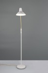 Lampa podłogowa Traveller w kolorze szarym i złotym, z cylindryczną podstawą, metalowym stelażem oraz kloszem w kształcie stożka. Ujęcie frontalne, lampa stoi na białym tle. Widoczny kabel zasilający w kolorze żółtym.