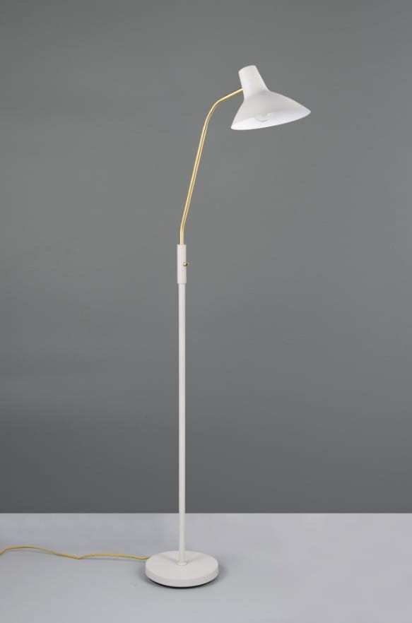 Lampa podłogowa Traveller w kolorze szarym i złotym, z regulowanym kloszem, metalowym stelażem i okrągłą podstawą. Ujęcie frontalne, stojąca na białym tle, z widocznym kablem w kolorze żółtym. Idealna do nowoczesnych wnętrz.