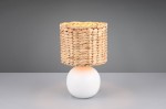Lampa stołowa Vina z białym, okrągłym podstawą i kloszem z plecionki w odcieniach naturalnych. Ujęcie z boku, ukazujące detal struktury klosza. Wyposażona w jeden gwint E27, idealna do nowoczesnych aranżacji.