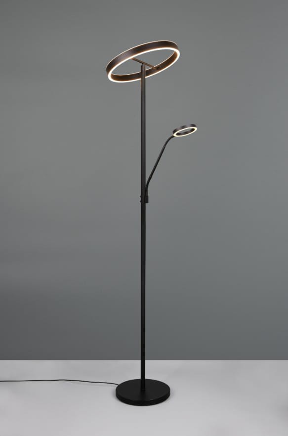 Lampa podłogowa Willis w kolorze czarnym, z dwoma źródłami LED o mocy 44,5W. Posiada okrągły klosz u góry i mniejszy przy podstawie, stojąca na okrągłej podstawie. Prosta, nowoczesna forma, na jednolitym szarym tle.