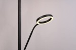 Lampa podłogowa Willis w kolorze czarnym z dwoma źródłami LED o mocy 44,5W. Wysoka, smukła konstrukcja z elastycznym ramieniem zakończonym okrągłym kloszem emitującym ciepłe światło. Ujęcie z boku, zbliżenie na detal klosza.