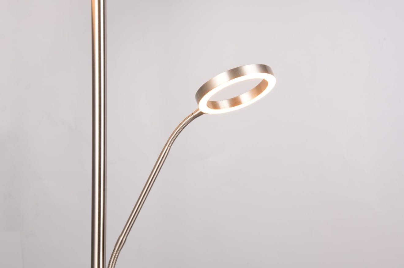 Lampa podłogowa Willis z dwoma źródłami LED o mocy 44,5W, w kolorze niklowym. Z giętkim ramieniem i okrągłą oprawą emitującą światło. Ujęcie z boku, prezentujące detal lampy i jej nowoczesny design.