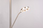 Lampa podłogowa Willis z dwoma źródłami LED o mocy 44,5W, w kolorze niklowym. Z giętkim ramieniem i okrągłą oprawą emitującą światło. Ujęcie z boku, prezentujące detal lampy i jej nowoczesny design.