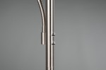 Lampa podłogowa Willis w kolorze niklowym z dwoma źródłami LED o mocy 44,5W. Widok z boku, skupiony na metalowej konstrukcji, elastycznym ramieniu oraz dwóch okrągłych przyciskach włączających. Tło szare, jednolite.