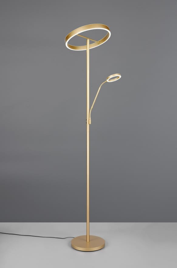 Lampa podłogowa Willis w kolorze złotym z dwoma źródłami światła LED. Posiada okrągłą głowicę oraz elastyczną, mniejszą lampkę boczną. Stojąca na okrągłej podstawie, z kablem zasilającym widocznym na dole. Tło szare, podkreślające elegancki design.