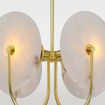 Lampa wisząca Modena, 4xE27, w kolorze mosiądzu, z okrągłymi kloszami z matowego szkła. Ujęcie z bliska, z widocznymi detalami mocowania i żarówek. Klosze emitują ciepłe światło, nadając elegancki wygląd.