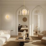 Lampa wisząca Modena z mosiądzu 4xE27, z okrągłym kloszem w odcieniu kremowym. Zawieszona na cienkim, złotym przewodzie w eleganckim wnętrzu. Widoczne detale to cztery źródła światła i minimalistyczny design.