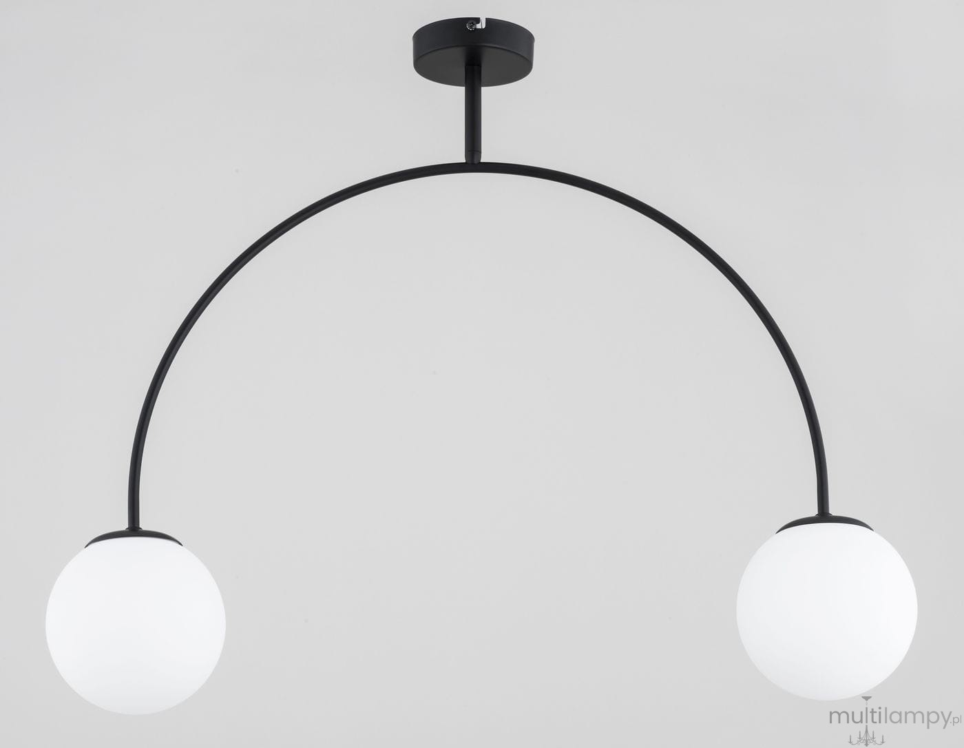 Lampa wisząca Bendo w kolorze czarnym, z dwiema kulistymi kloszami w białym, matowym szkło. Konstrukcja z metalowym łukiem, zawieszona na suficie. Używa dwóch żarówek E14. Prosty, nowoczesny design, idealna do wnętrz.