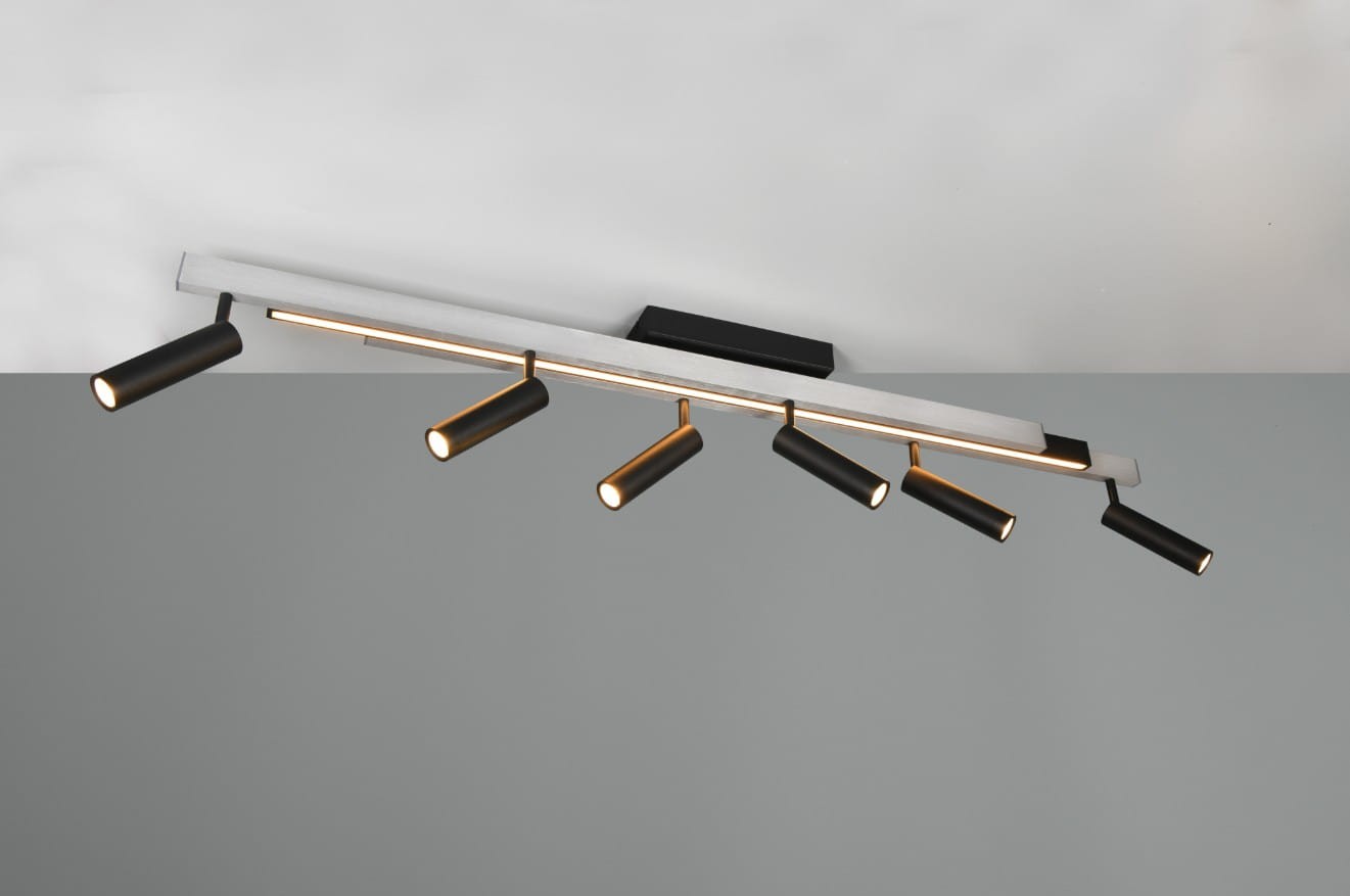Lampa sufitowa Zeno w kolorze czarnym i aluminium, z siedmioma punktami świetlnymi LED. Ujęcie z góry, montowana na suficie, z unikalnym nachyleniem. Wbudowany pilot do regulacji. Prosta, nowoczesna forma na szarym tle.