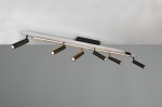 Lampa sufitowa Zeno w kolorze czarnym i aluminium, z siedmioma punktami świetlnymi LED. Ujęcie z góry, montowana na suficie, z unikalnym nachyleniem. Wbudowany pilot do regulacji. Prosta, nowoczesna forma na szarym tle.