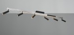 Lampa sufitowa Zeno w kolorze czarnym z aluminiowym wykończeniem, z siedmioma ruchomymi punktami świetlnymi. Ujęcie z boku, montowana na suficie, z pilotem do regulacji. Prosta, nowoczesna forma na szarym tle.