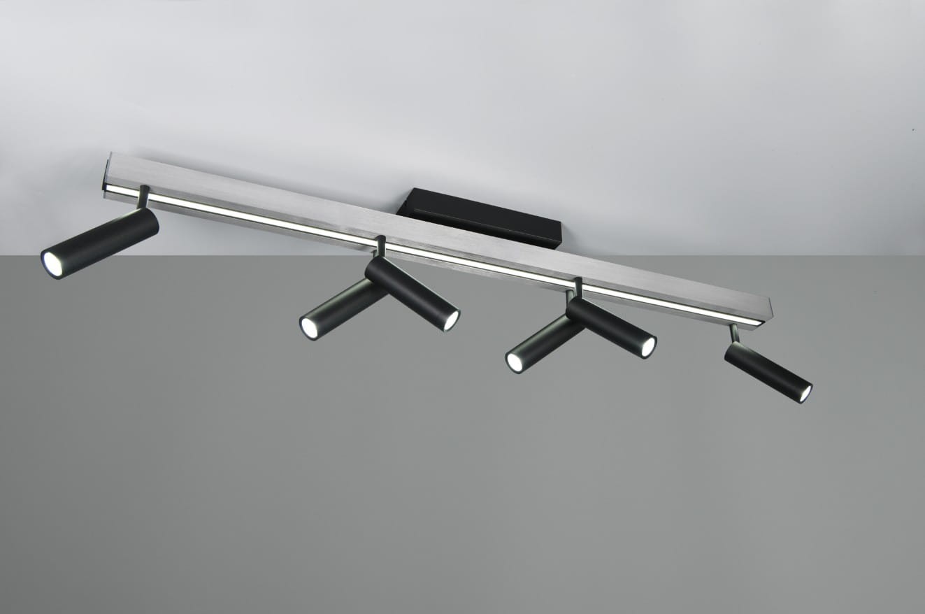 Czarna lampa sufitowa Zeno z pilotem, składająca się z sześciu regulowanych reflektorów LED, zamontowanych na prostokątnej, aluminiowej podstawie. Reflektory mają matowe wykończenie i emitują białe światło. Ujęcie z góry.