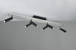 Czarna lampa sufitowa Zeno z pilotem, składająca się z sześciu regulowanych reflektorów LED, zamontowanych na prostokątnej, aluminiowej podstawie. Reflektory mają matowe wykończenie i emitują białe światło. Ujęcie z góry.