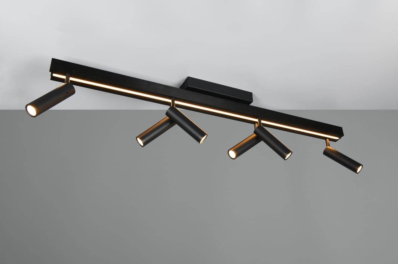 Czarna lampa sufitowa Zeno z pilotem, składająca się z sześciu ruchomych reflektorów LED, zamontowana na prostokątnej podstawie. Reflektory mają cylindryczny kształt i emitują światło w różnych kierunkach.