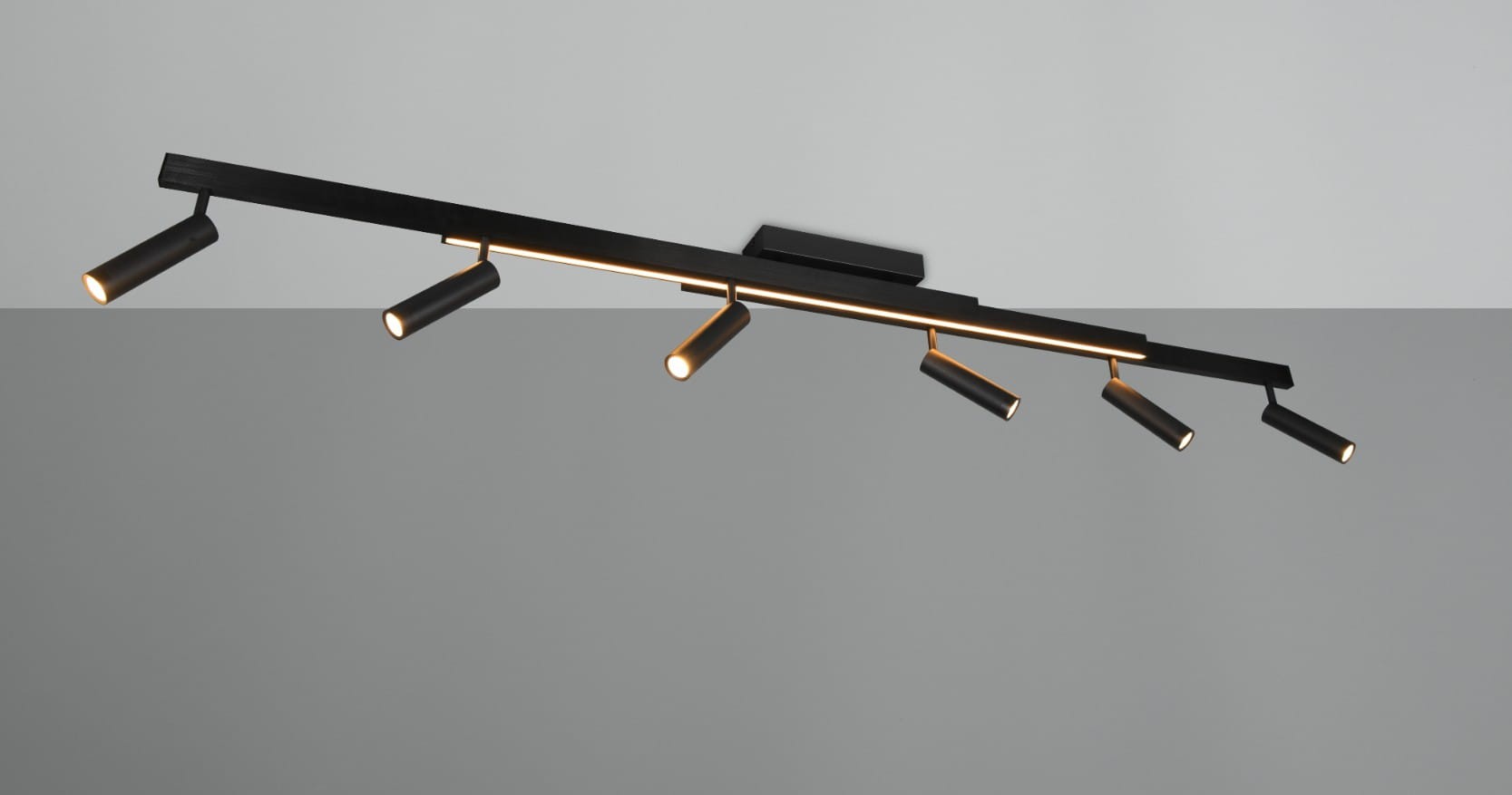 Czarna lampa sufitowa Zeno z pilotem, z siedmioma punktowymi źródłami światła LED (51W/CCT). Ułożona poziomo, z nowoczesnym designem i prostymi, cylindrycznymi kloszami. Zainstalowana na górnej krawędzi, z oświetleniem skierowanym w dół.