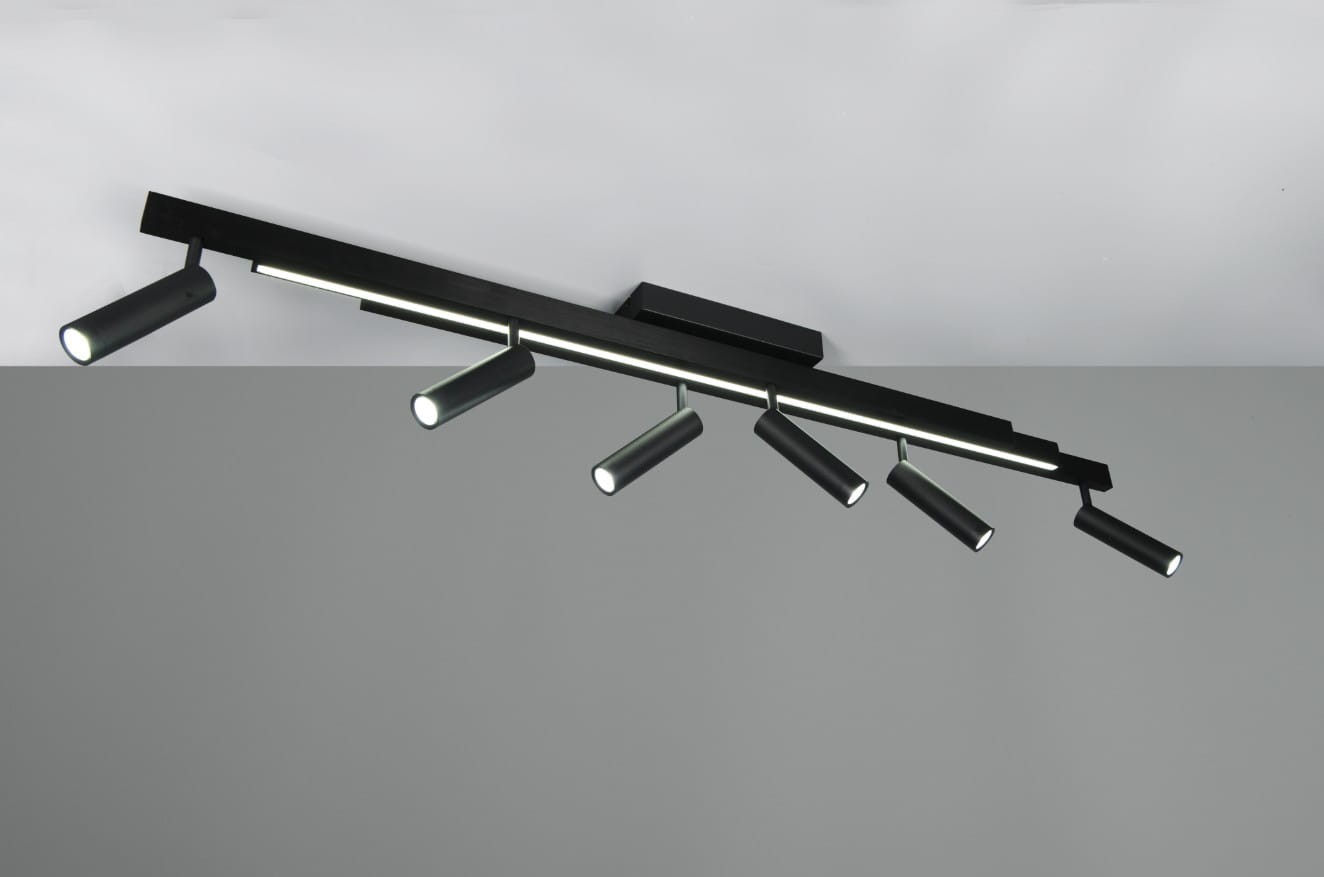 Lampa sufitowa Zeno w kolorze czarnym z siedmioma ruchomymi punktami świetlnymi LED. Ujęcie z góry, z zamontowaną listwą. Lampa z pilotem, z dodatkowym paskiem LED wzdłuż. Wysoka funkcjonalność oświetlenia, idealna do nowoczesnych wnętrz.