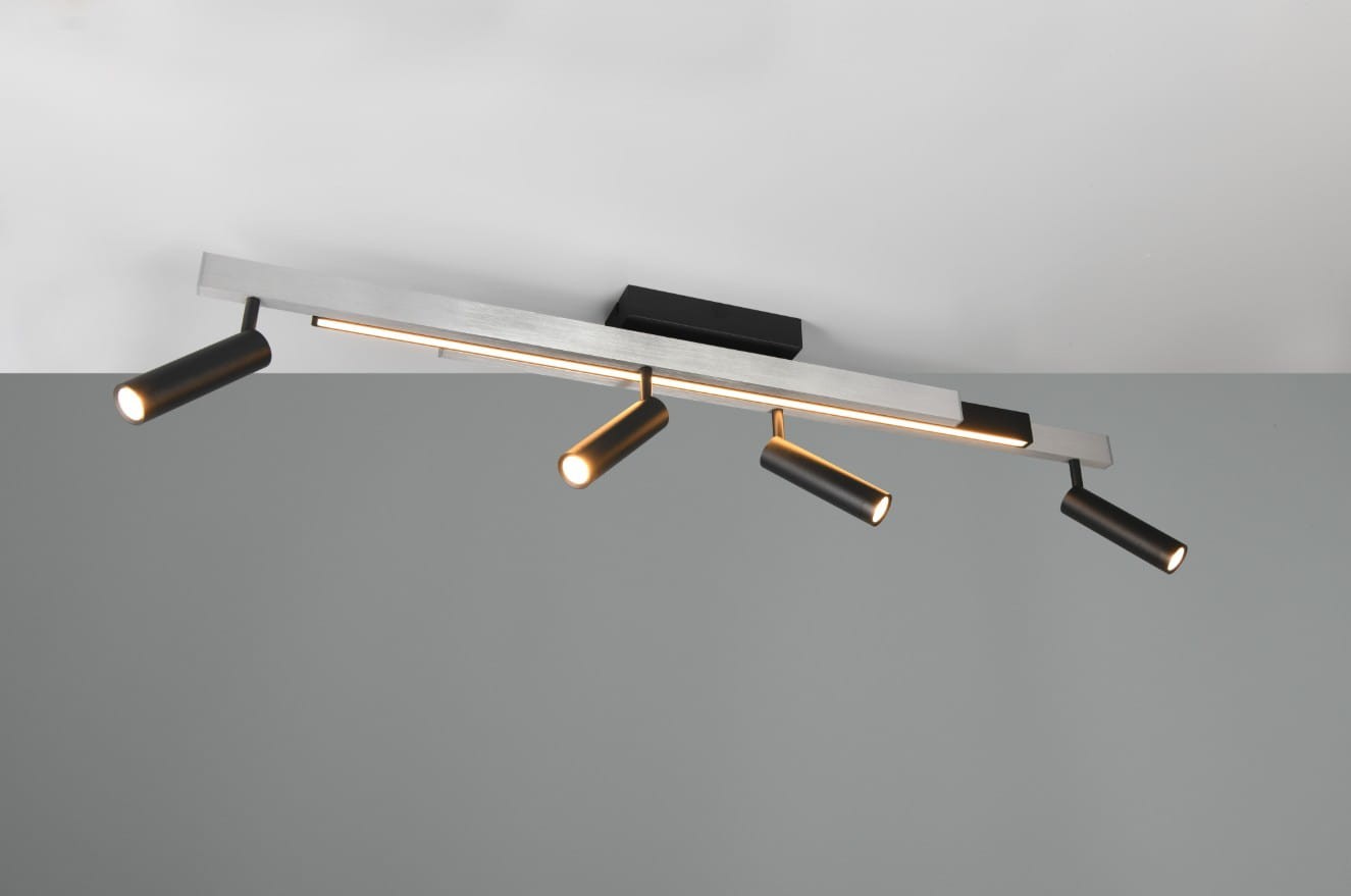 Lampa sufitowa Zeno w kolorze czarnym i aluminium, z pięcioma reflektorami LED. Ujęcie z dołu, wisząca na suficie, z prostokątną podstawą. Reflektory mają cylindryczny kształt, emitują ciepłe światło, zintegrowany pilot. Tło w odcieniu szaro-beżowym.