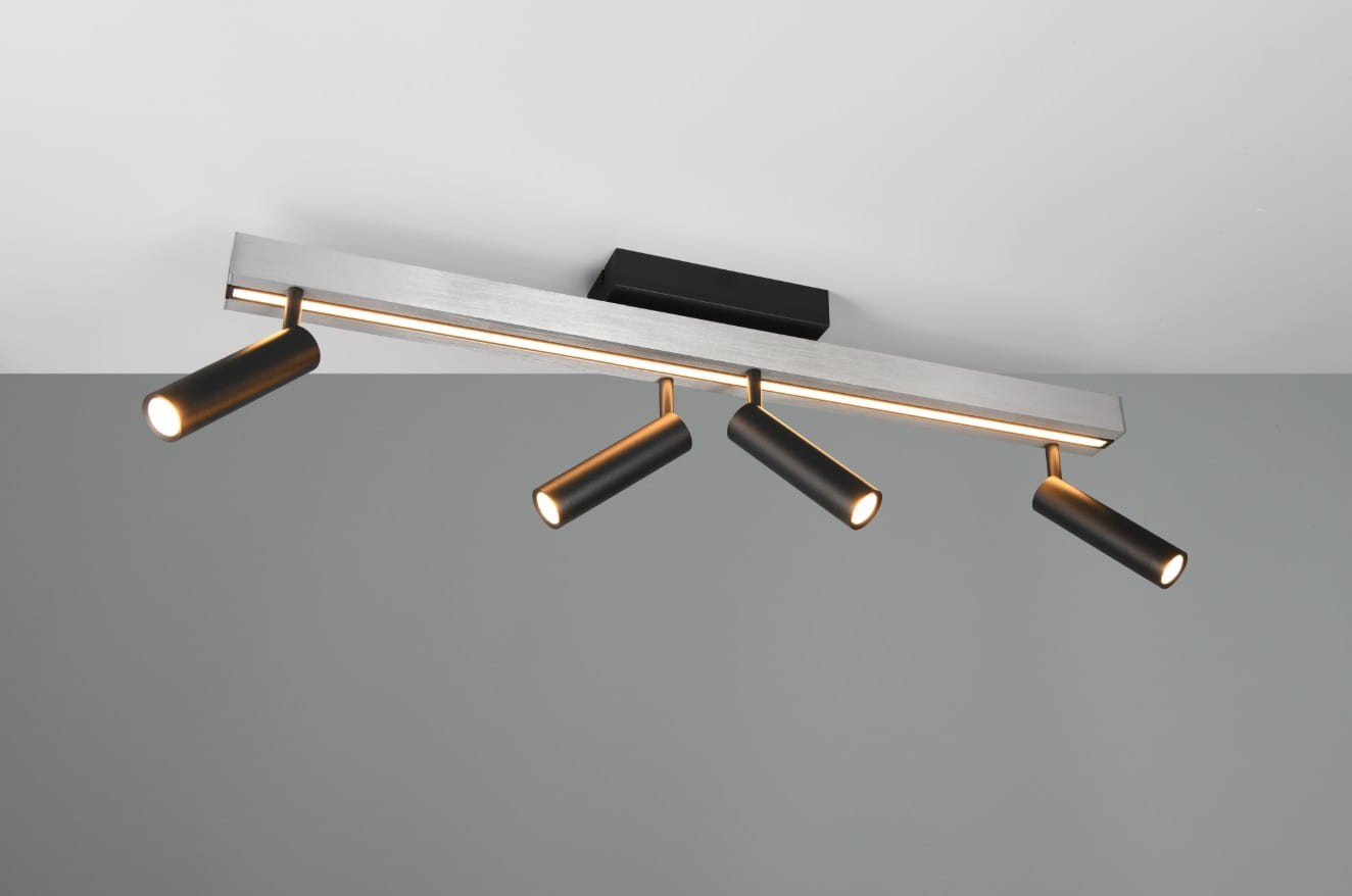 Lampa sufitowa Zeno z pięcioma reflektorami LED, kolor czarny i aluminium. Ujęcie z dołu, reflektory w pozycji poziomej, zamontowane na metalowej belce. Prosta konstrukcja, minimalistyczny design, idealna do nowoczesnych wnętrz.