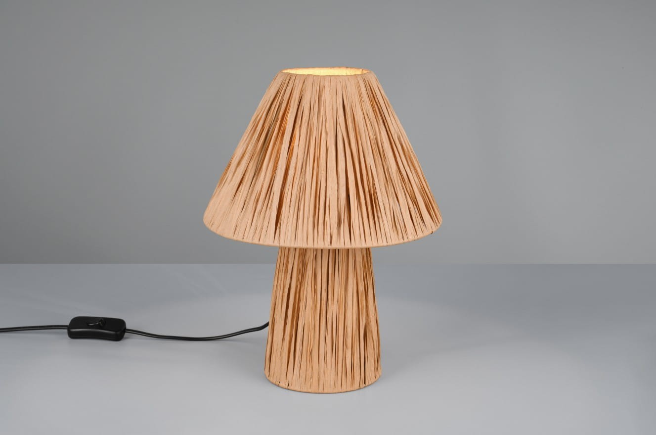 Lampa stołowa Anea, brązowa, z abażurem w kształcie stożka, o fakturze przypominającej plecionkę. Produkt stoi na okrągłej podstawie, z widocznym przewodem z włącznikiem. Ujęcie frontalne na jednolitym tle.