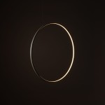 Okrągła lampa wisząca Circolo D60 w kolorze oliwkowym z diodą LED o mocy 21W i temperaturze barwowej 3000K. Zawieszona w powietrzu, emitująca ciepłe, miękkie światło. Prosty, nowoczesny design bez widocznych elementów dekoracyjnych.