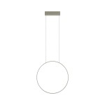 Lampa wisząca Circolo D60 w kolorze oliwkowym, z okrągłym, minimalistycznym kloszem. Zamocowana na prostokątnej podstawie, z zawieszeniem na dwóch cienkich linkach. Źródło światła LED o mocy 21W i temperaturze barwowej 3000K.