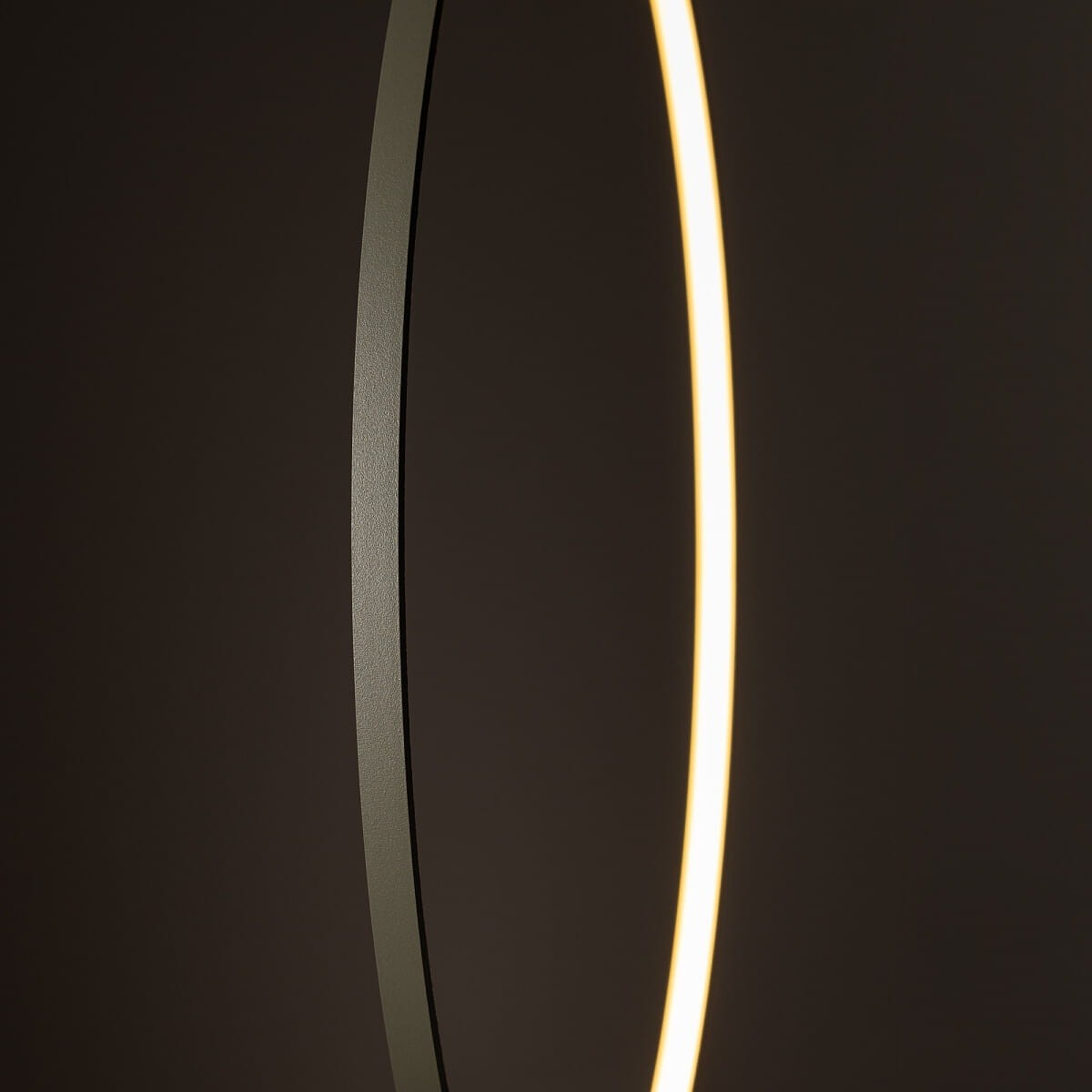 Lampa wisząca Circolo D60 w kolorze oliwkowym z jedną diodą LED o mocy 21W i temperaturze barwowej 3000K. Widoczny detal oprawy z cienkim, matowym wykończeniem oraz emitującym światło pierścieniem.