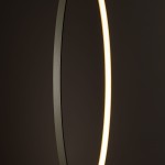 Lampa wisząca Circolo D60 w kolorze oliwkowym z jedną diodą LED o mocy 21W i temperaturze barwowej 3000K. Widoczny detal oprawy z cienkim, matowym wykończeniem oraz emitującym światło pierścieniem.
