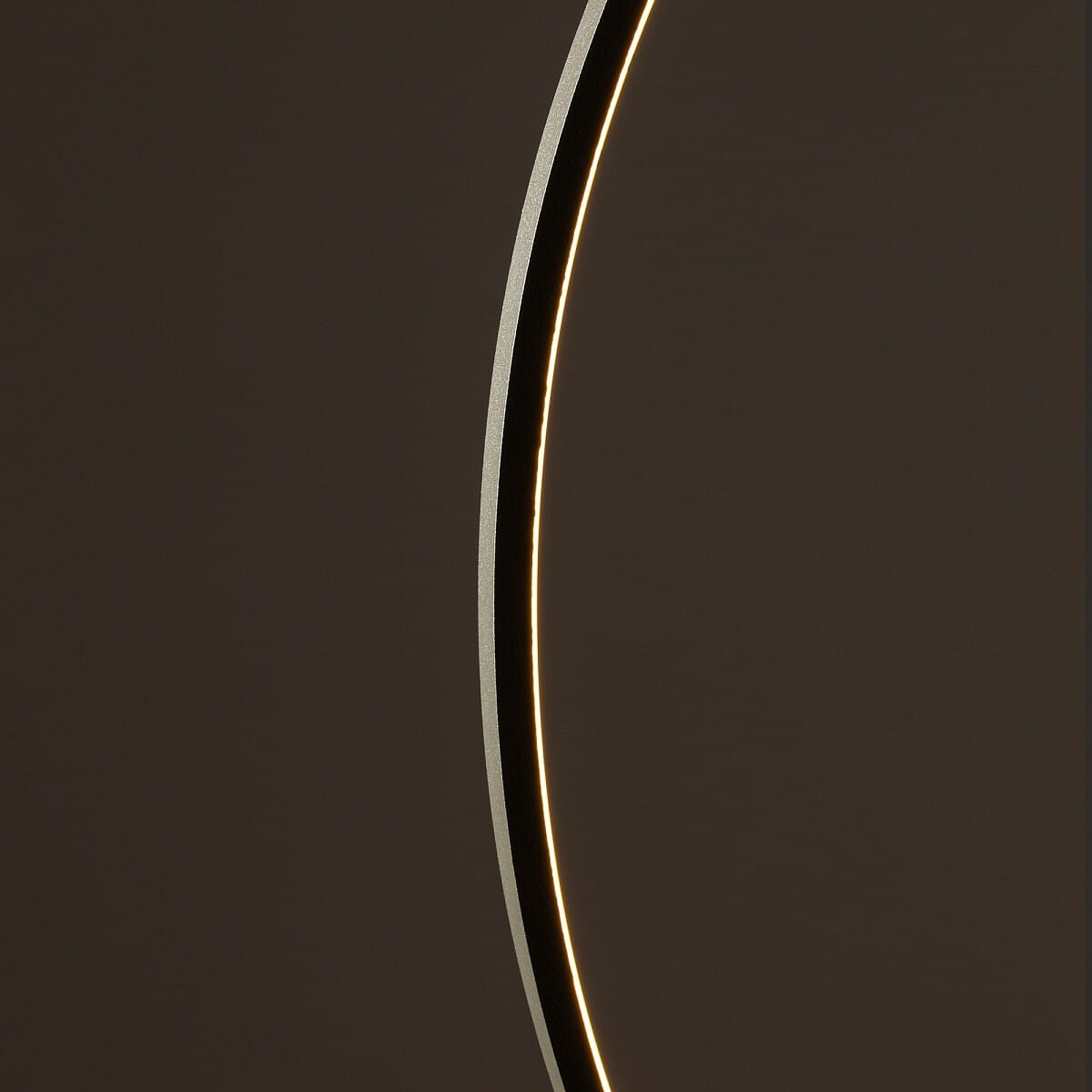 Lampa wisząca Circolo D60 w kolorze oliwkowym, z cienką, zaokrągloną konstrukcją. Widoczna linia LED o ciepłej barwie 3000K, podświetlająca krawędź lampy. Ujęcie z boku, ukazujące detal i fakturę powierzchni.