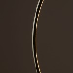 Lampa wisząca Circolo D60 w kolorze oliwkowym, z cienką, zaokrągloną konstrukcją. Widoczna linia LED o ciepłej barwie 3000K, podświetlająca krawędź lampy. Ujęcie z boku, ukazujące detal i fakturę powierzchni.