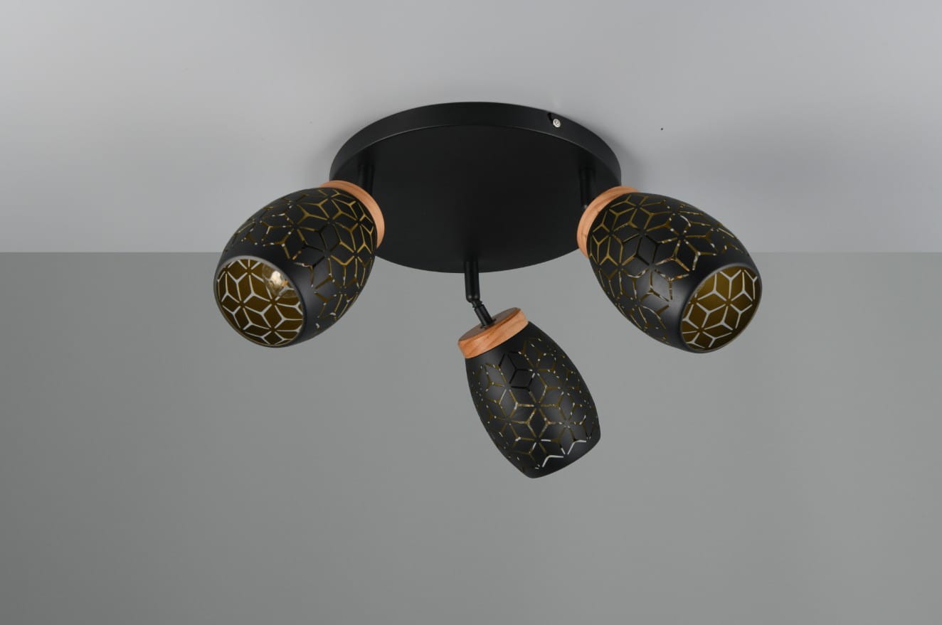 Czarna lampa sufitowa Bidar z trzema spotami E14, posiada dekoracyjne klosze w kształcie owalnym z złotymi wzorami i drewnianymi detalami. Ujęcie z góry, montowana na suficie, z widocznymi elementami mocującymi.