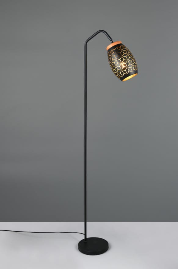 Lampa podłogowa Bidar z czarnym metalowym stelażem, lekko wygięta, z kloszem w kształcie owalnym, pokrytym wzorem w złote romby, z pomarańczowym wykończeniem u góry. Stoi na okrągłej podstawie, przewód zasilający widoczny.