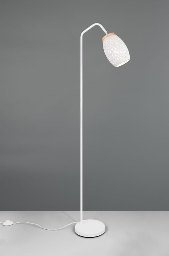 Lampa podłogowa Bidar z białą metalową konstrukcją i kloszem z wzorem, w kształcie stożka. U góry znajduje się drewniany element. Ujęcie frontalne, lampa stoi na okrągłej podstawie, przewód z wtyczką widoczny z boku.