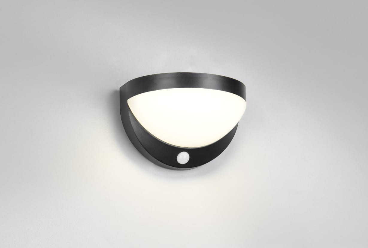 Cobre kinkiet zewnętrzny z czujnikiem ruchu, kolor czarny, wykonany z metalu i tworzywa. Owalna, biała klosz z LED 1x8W. Ujęcie frontalne, zamontowany na ścianie. Widoczny czujnik ruchu na dolnej części. Ochrona IP44, idealny do użytku na zewnątrz.