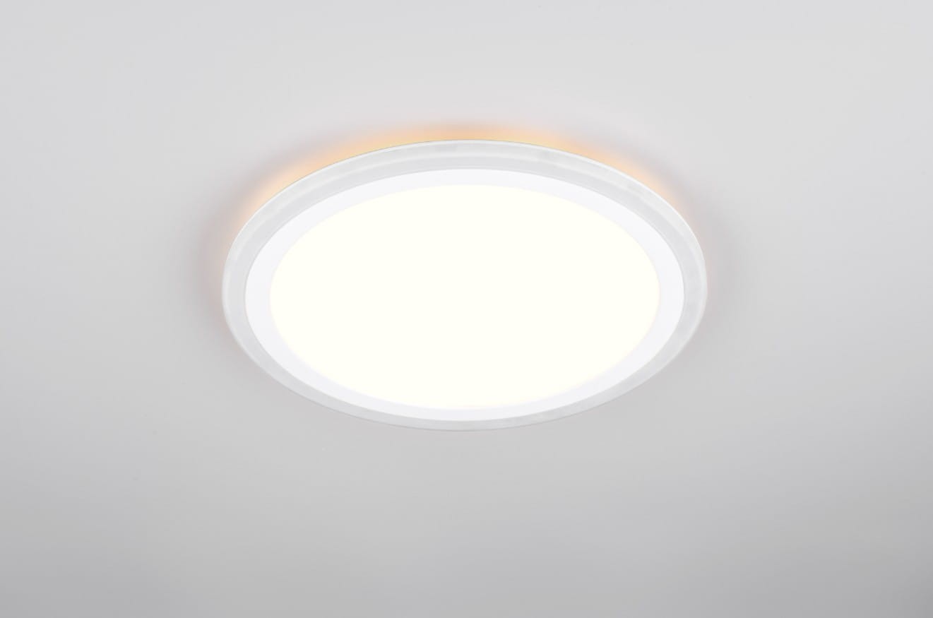 Biały plafon Cora z dwoma diodami LED o mocy 12,2W, okrągły kształt, zamontowany sufitowo. Produkt ukazany z dołu, emitujący jasne światło. Prosta, nowoczesna forma, idealna do różnych aranżacji wnętrz.