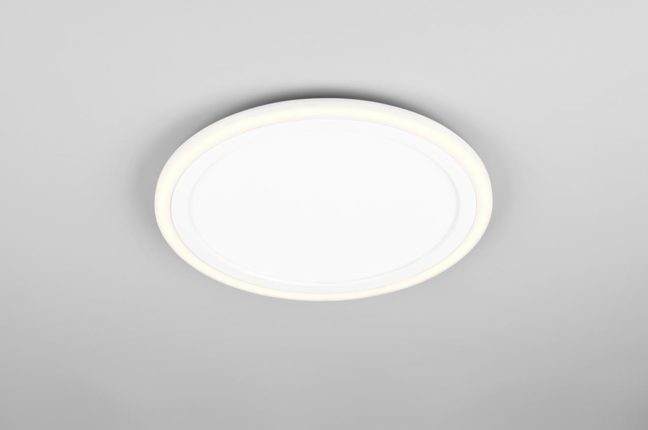 Plafon Cora w kolorze białym, okrągły, z podświetleniem LED. Ujęcie z dołu, produkt zamontowany na suficie. Gładka powierzchnia, subtelna obwódka świetlna wokół centralnej części. Idealny do oświetlenia wnętrz.