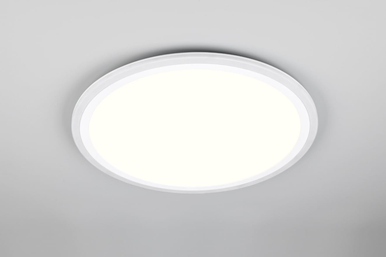 Plafon Cora z dwiema diodami LED, moc 17,5W, w okrągłej, białej obudowie. Ujęcie frontalne, produkt zamontowany na suficie, emituje jasne, białe światło. Prosty design, idealny do nowoczesnych wnętrz.