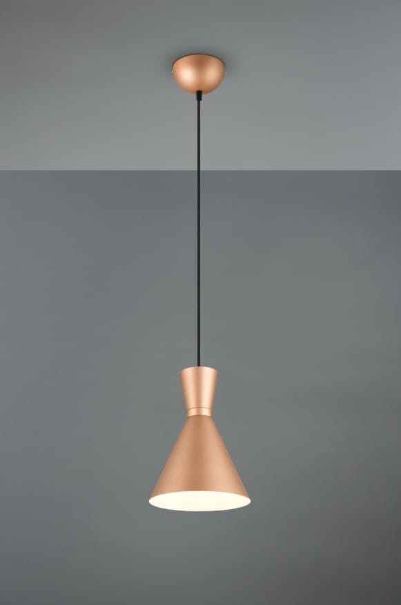Lampa wisząca Enzo D20 w kolorze kawowym, z metalowym kloszem w kształcie stożka, zawieszona na czarnym przewodzie. Klosz z białym wnętrzem zapewnia równomierne oświetlenie. Montaż sufitowy, minimalistyczny design.