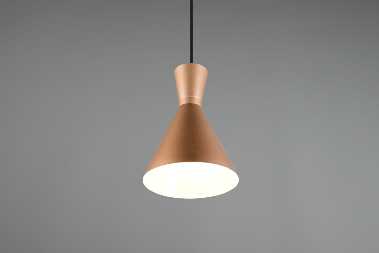 Lampa wisząca Enzo D20 w kolorze kawowym, wykonana z metalu. Ma stożkowaty kształt z szeroką podstawą i wąskim górnym elementem. Zawieszona na czarnym przewodzie. Źródło światła na żarówkę E27. Tło szare, minimalistyczne.
