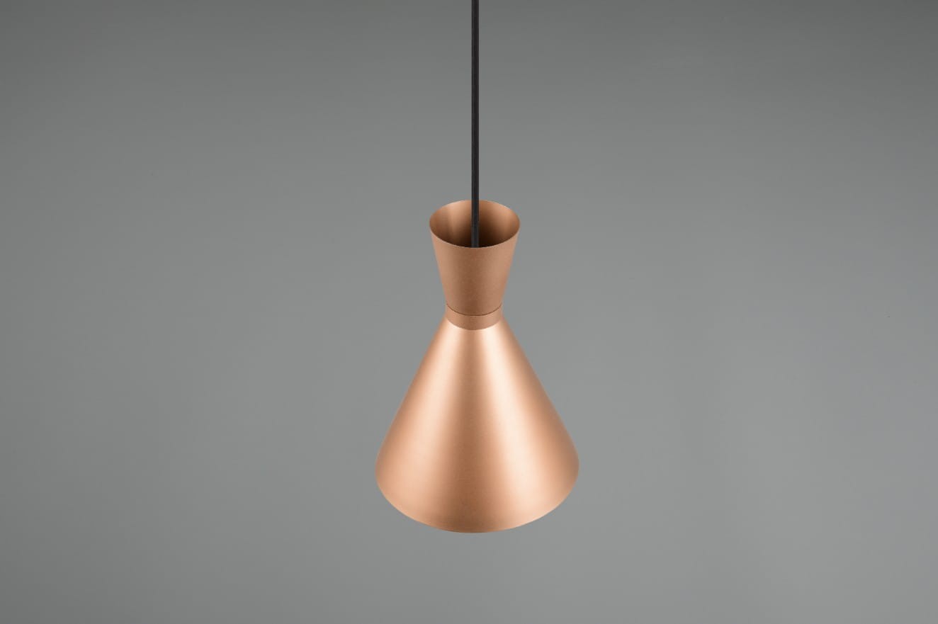 Lampa wisząca Enzo D20 w kolorze kawowym, wykonana z metalu. Ma stożkowaty kształt z wąskim otworem u góry. Zawieszona na czarnym przewodzie, widok z góry. Idealna do nowoczesnych wnętrz.