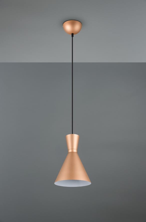 Lampa wisząca Enzo D20 z metalowym kloszem w kolorze kawowym, w kształcie stożka. Zawieszona na czarnym przewodzie, z okrągłym elementem montażowym na suficie. Wewnątrz biała powierzchnia klosza dla lepszego rozproszenia światła.