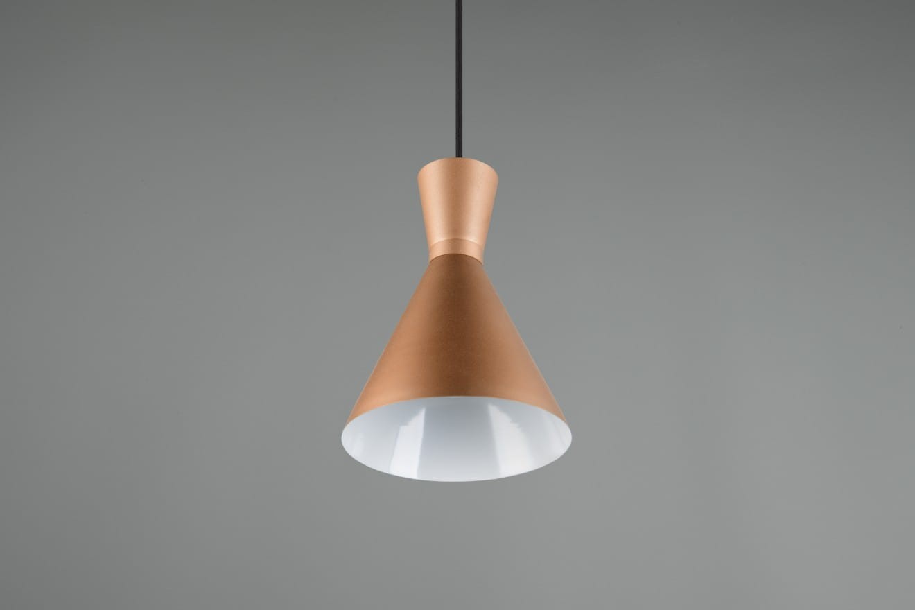 Lampa wisząca Enzo D20 w kolorze kawowym z kloszem w kształcie stożka, o matowej powierzchni, z białym wnętrzem. Ujęcie frontalne, zawieszona na czarnym przewodzie, idealna do nowoczesnych wnętrz.