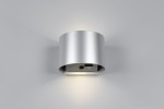 Kinkiet zewnętrzny Genie w kolorze tytanowym, cylindryczny kształt, z wbudowanym czujnikiem ruchu. Oświetlenie LED (2x2W) emituje jasne światło, montowane na ścianie, z widocznym czujnikiem i przyciskiem. Stopień ochrony IP44.