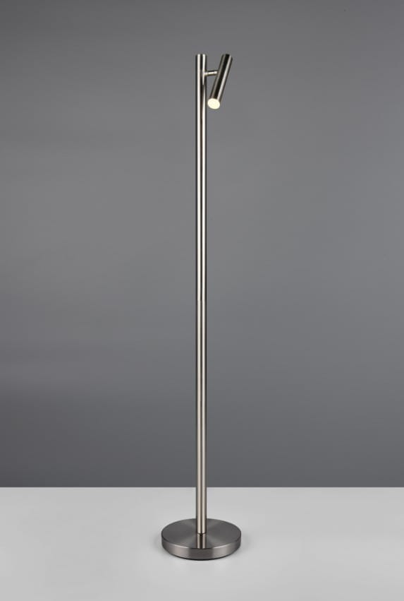 Lampa podłogowa Gomez w kolorze tytanowym, z jedną głowicą LED o mocy 3W. Stojąca konstrukcja ma okrągłą podstawę i smukły, prosty kształt. Ujęcie frontalne, na jednolitym tle.