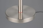 Lampa podłogowa Gomez w kolorze tytanowym z metalową podstawą i cienkim słupkiem. Widoczny czerwony element dekoracyjny na podstawie. Produkt jest w pozycji stojącej, z kablem zasilającym widocznym z boku.